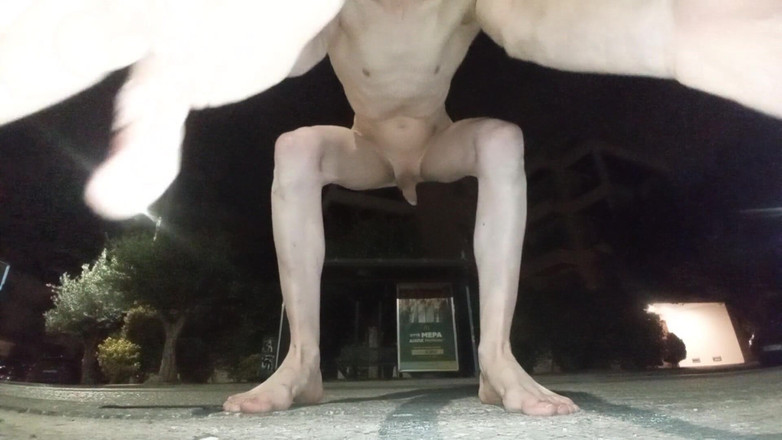 Dan Eagle: Cammina nuda per strada e sborra