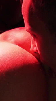 Dans une boîte de nuit, les salopes savent comment exciter les clients avec leur corps sexy