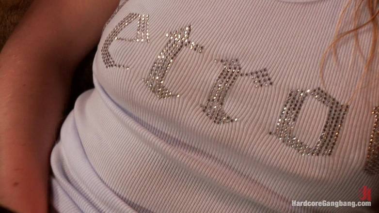 Hardcore Gangbang by Kink: La bella vive la sua fantasia di essere penetrata dagli...