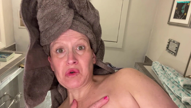 TabithaXXX: Giantess stiefmutter - schrumpft slacker-stiefsohn 2, verehre ihren körper