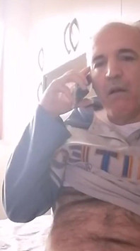 Je me branle la bite pendant que je suis au téléphone