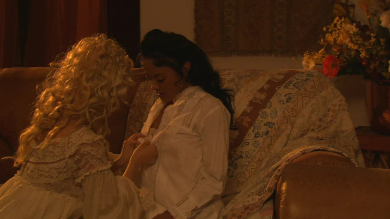 Worldwide Sex Movies: Séduction lesbienne vintage - une beauté blonde et brune frisée fait...
