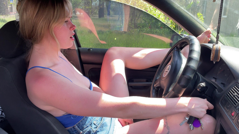 HotPrincessUA: Arabayı çalıştıramıyor ama amcığı yanıyor