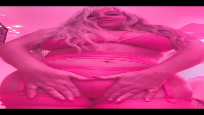 PaintedRose: Üvey annenin büyük götünü geri almak istediğini biliyorsun.. Kimseye söylemem....