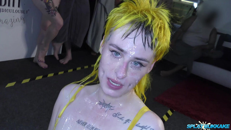 UkXXXpass: Safada puta punk Lana Banana leva alguns excelentes tratamentos faciais