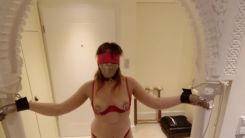 Elena917: Bondage, bâillon, ruban adhésif et pince sur le nez