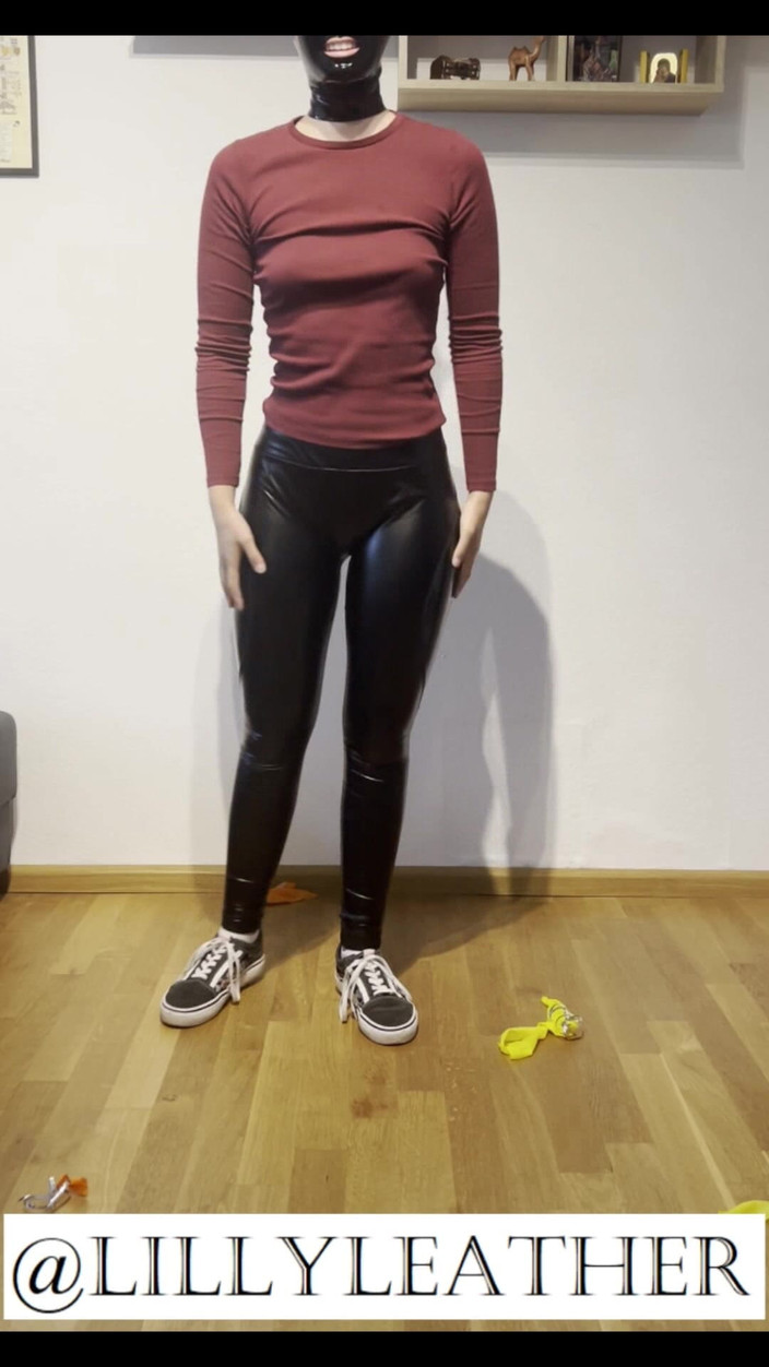 LillyLeather: La ragazza looner esce fuori 4 palloncini in abito carino e...