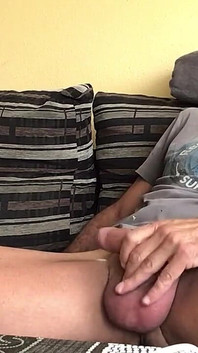 作業着の男と一緒に家に来て、口の中で絶頂するまでフェラチオしてあげる