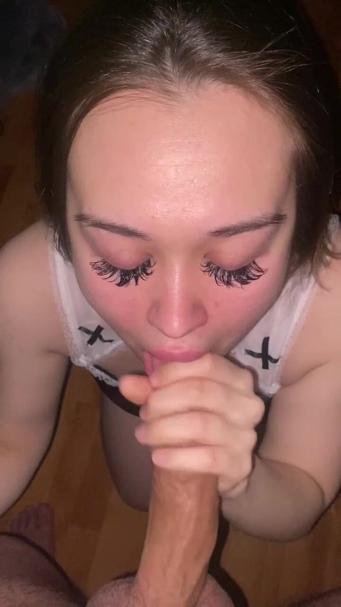 Cumqueen6914: Jeptiška podlehla pokušení a klekla si, aby si vzala dávku...