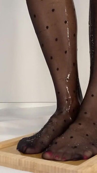 Saya buang air kecil di kaki saya yang indah dengan stoking