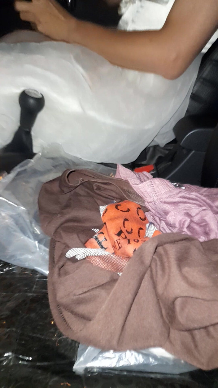 Naomisinka: Travestiet met trouwjurk tijdens het rijden en klaarkomen in de...