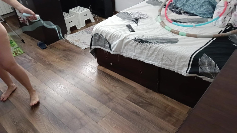 Mirsur: Sexy manželka cvičí doma nahá.