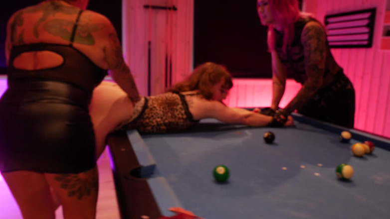 Dark Films Trans: 당구대에서 때리는 트랜스 맨