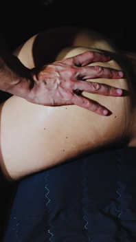 Liggande knullar han mig bakifrån, särar på min anus med ett finger för att komma inuti det