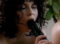 A Lesbian World: Azgın esmer takma yarakla sikilmeden önce ateşli götünü sikiyor