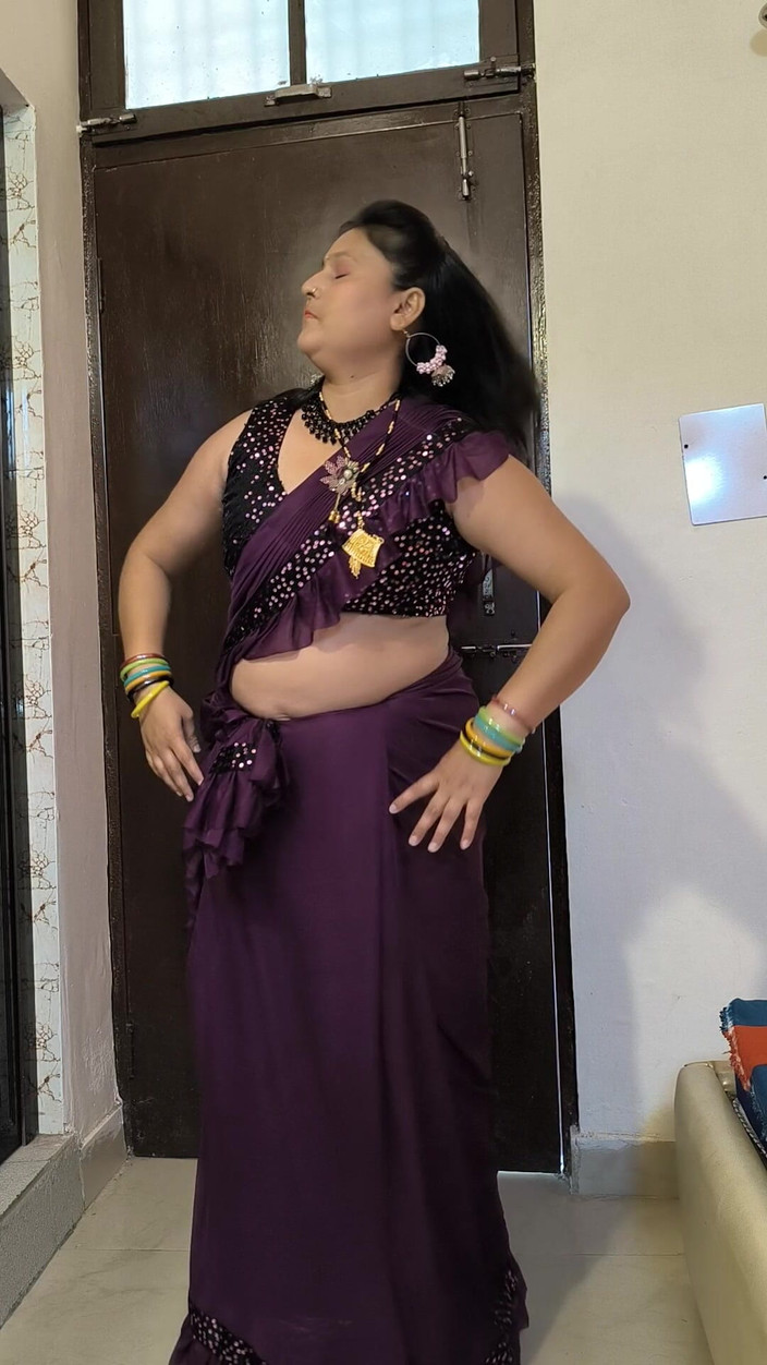 Puja555: Puja yenge çıplak dans ediyor