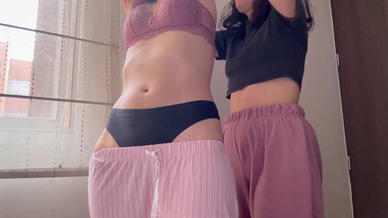 scarlettandc: Aku menjelaskan kepada istri saudara tiriku cara melakukan seks lesbian
