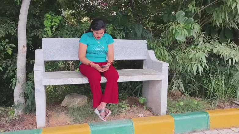 Sona bhabhi: Odia desi evli kadın erkek arkadaşıyla parkta eğleniyor