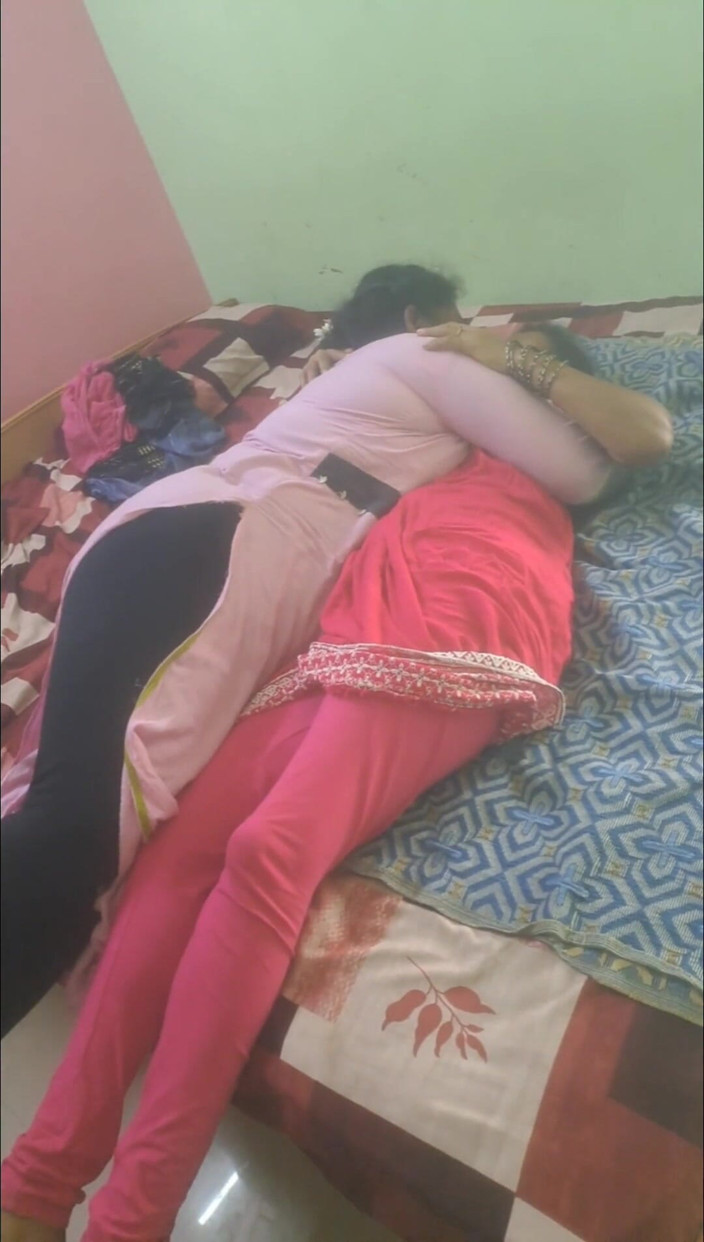 Tamil lesbian: Lesbische tantes betrapt door vriendje