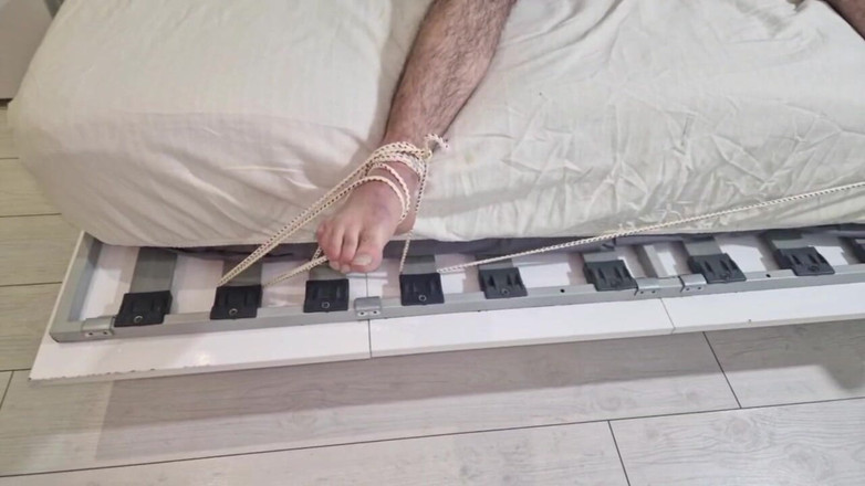 Mistressrola: Split It and Tie It to the Bed