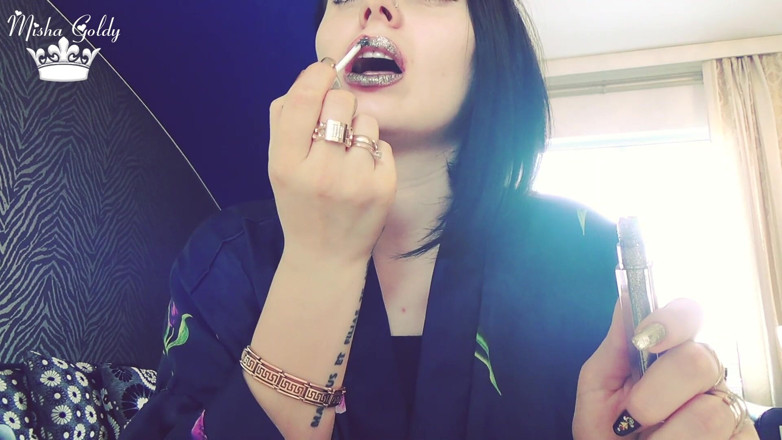 Goddess Misha Goldy: Labios plateados se burlan de