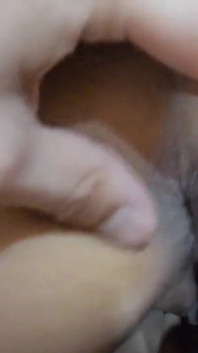 Namorada fofa se sente tímida quando cara toca nos peitos dela