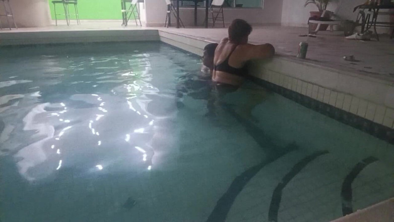 Milfta boohot: Фут фетиш, моя мачуха моделює їх у готельному басейні