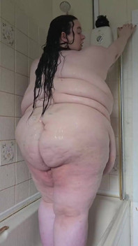 La doccia sensuale di una dea SSBBW parte 1