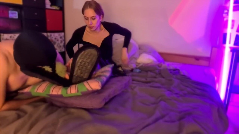 Czech Ladies: Si Dia Menghidu, Menjilat Dan Mencium Selipar Saya Dan Kaki...