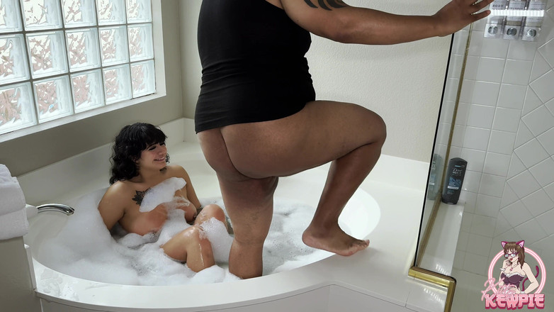 Kitty Kewpie Korner: Kitty Cat dans la baignoire