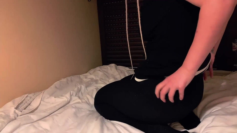 Body_lyric: Niezręczna masturbacja w hotelu kapsułowym