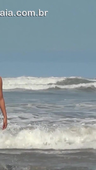 Una arrapata donna sposata in pubblico registra video divertendosi sulla spiaggia
