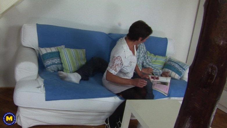 Mature NL: Nadržená starší dáma dostane creampie