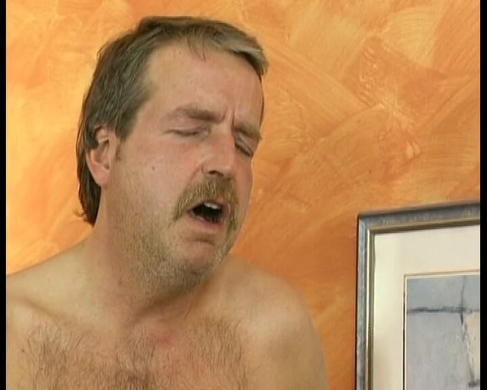 Porno kino: Она голодная до члена шлюшка, которая любит развлекаться с большим членом