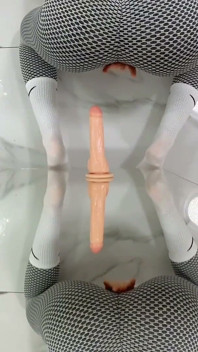 Perfecte spiegeldildo neukpartij tot spuitende orgasmes vanuit verschillende hoeken