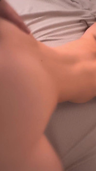 POV : une fille mince à gros cul reçoit une triple éjaculation