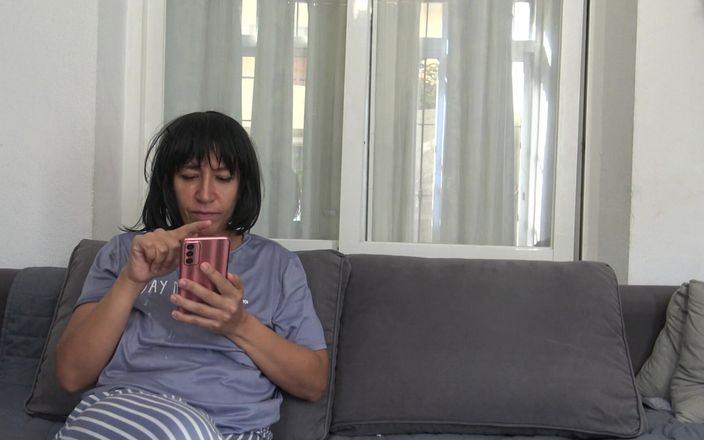Stepmom Susan: Моя мачеха сделала фотографии моего хуя, чтобы показать ее лучшей подруге