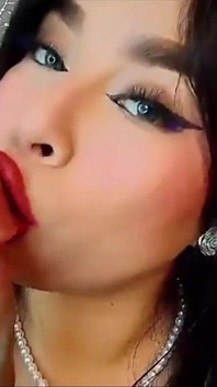 나는 복종하고 네 페니스 빨기를 무릎 꿇고 싶어