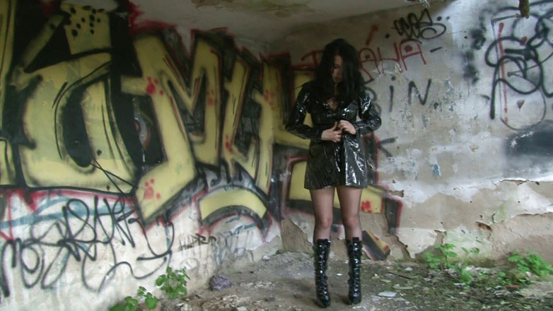 Reality Babes: Brunetă superbă cu țâțe uriașe la ședința foto în aer liber