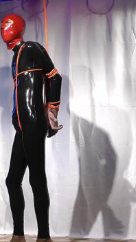 Nicky Latex Doll被堵嘴并被绳索