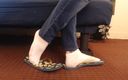 TLC 1992: Sandal jepitan kaki putih pakai kaus kaki besar