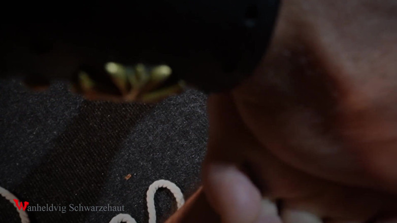 Wanheldvig: Nicky dengan lelucon di mulutnya yang diperbuat daripada pita dan...