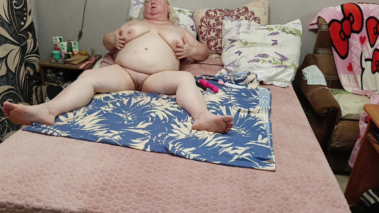 Zona901: Prsatá macecha si hladí kundičku