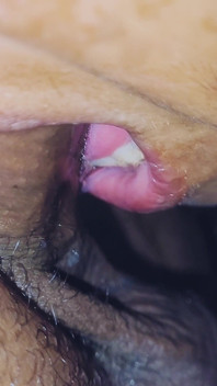 MAMĂ SEXY își arată toată dragostea pentru o pulă mică