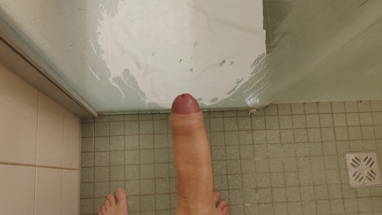 Bayer911: Duşimin bardağına işiyor ve boşalıyor