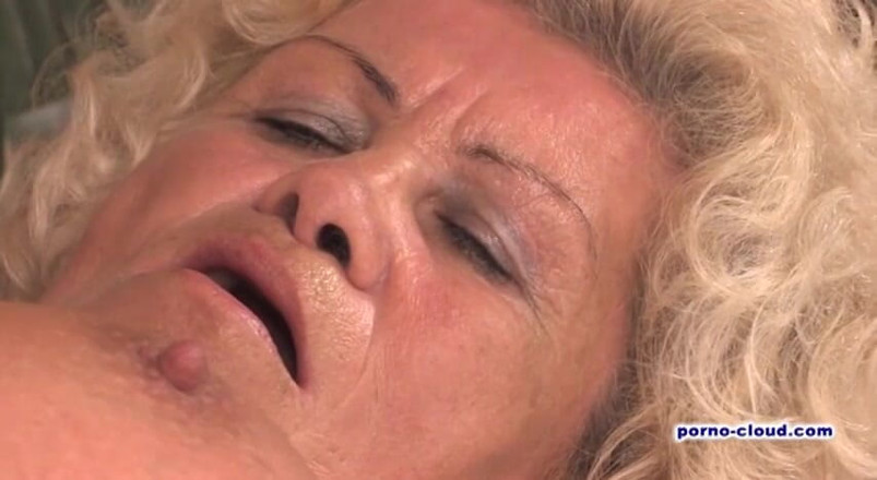Porno Cloud: Com tesão loira GILF fode um jovem pau