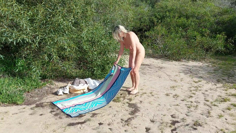 martinawest: Oma Ist Eine Nudistin!