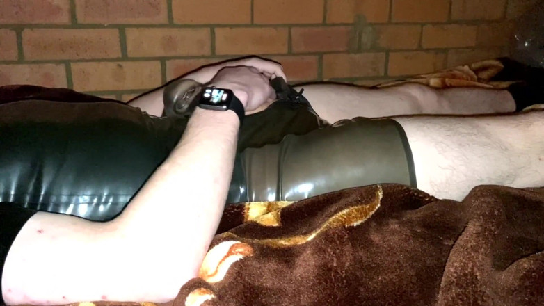 Aussie bi boy: Clara paja TPE Fleshlight y semen en látex en cama...