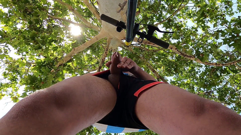 Cool Body: Vyboulený mladý muž sténá potěšením v parku, honí si letní...