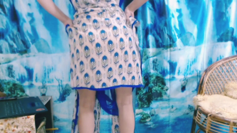 Bolly Karma: Wspaniały piękny z długimi nogami pokazuje tyłek